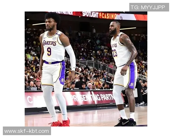 查克解析 - 湖人调查:詹姆斯赛季首秀12助攻传球扮演